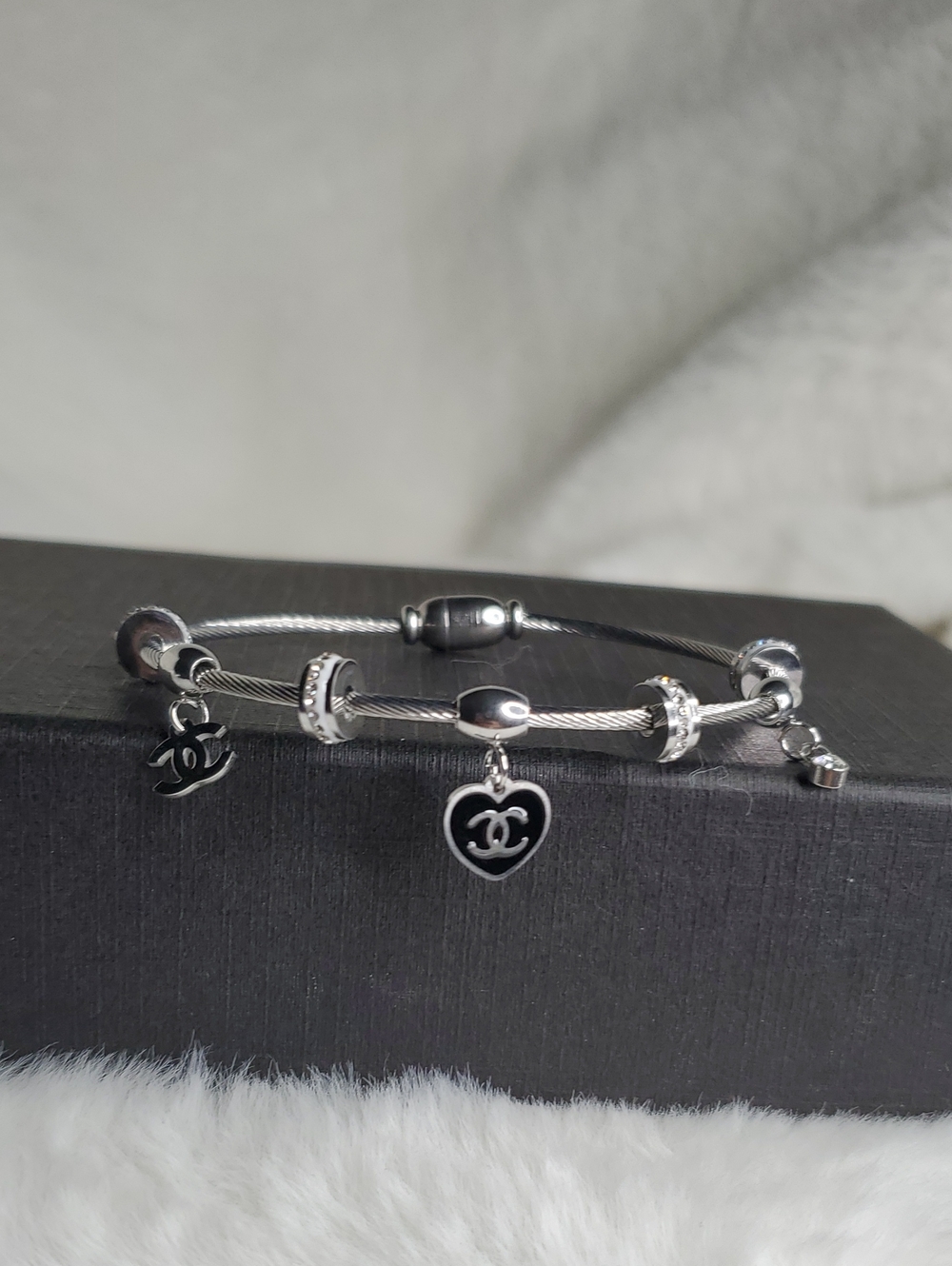 CC Boutique Silver-Tone Cable Charm Bracelet with Black Heart Enamel - Picture 1 of 2